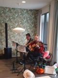 STEP UP spelar för publik på Fiskebäcks dagverksamhet under en förmiddag med nostalgiska toner och allsång.