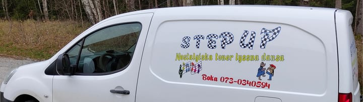 Bild på STEP UP skåpbil som de tar till spelningar
